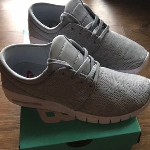 Nike Size 6 1/2 women grey shoes